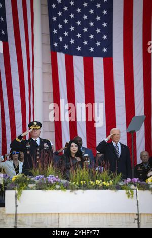 Washington, États-Unis d'Amérique. 11 novembre 2024. Washington, États-Unis d'Amérique. 11 novembre 2024. U. Le président Joe Biden, à droite, salue lors de la 71e célébration annuelle de la Journée nationale des anciens combattants au Memorial Amphitheater, cimetière national d'Arlington, le 11 novembre 2024 à Arlington, Virginie. Debout de gauche à droite : Major Gen. Trevor J. Bredenkamp de l'armée américaine, Karen Durham-Aguilera, directrice exécutive des cimetières militaires nationaux de l'armée et Joe Biden, président. Crédit : Sgt. Samantha Cate/US Army photo/Alamy Live News Banque D'Images