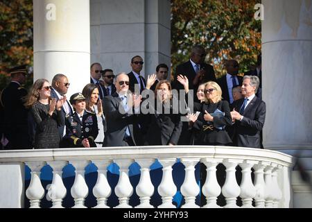 Washington, États-Unis d'Amérique. 11 novembre 2024. Washington, États-Unis d'Amérique. 11 novembre 2024. U. S vice-présidente Kamala Harris, au centre, fait des vagues lors de la 71e célébration annuelle de la Journée nationale des anciens combattants dans le Memorial Amphitheater, cimetière national d'Arlington, le 11 novembre 2024 à Arlington, Virginie. Debout de gauche à droite : le deuxième monsieur Doug Emhoff, le vice-président Kamala Harris, la première dame Jill Biden et le secrétaire d'État Tony Blinken. Crédit : Sgt. Samantha Cate/US Army photo/Alamy Live News Banque D'Images