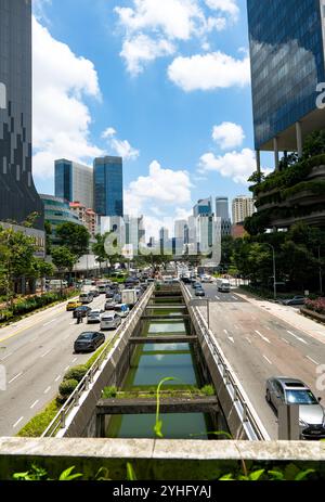 Une vue le long de eu Tong Sen Street Singapore montrant les gratte-ciel de la ville et le canal et l'autoroute ci-dessous pris de la passerelle traversant la route. Banque D'Images