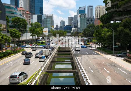 Une vue le long de eu Tong Sen Street Singapore montrant les gratte-ciel de la ville et le canal et l'autoroute ci-dessous pris de la passerelle traversant la route. Banque D'Images