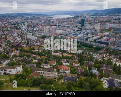 Zurich Suisse zone résidentielle au bord de la rivière Limmat avec zone industrielle sur l'autre rive vers le lac, vue aérienne, prise de vue par drone Banque D'Images