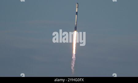 Cap Canaveral, Floride, États-Unis. 11 novembre 2024. Une fusée SpaceX Falcon 9 transportant 24 satellites Starlink décolle du Space Launch Complex-40 à Cape Canaveral Space Force Station, Floride, à 16 h 28 HNE le 11 novembre 2024. Il a suivi le lancement de la mission Koreasat-6A quatre heures plus tôt depuis le Kennedy Space Center, en Floride. (Crédit image : © Charles Briggs/ZUMA Press Wire) USAGE ÉDITORIAL SEULEMENT! Non destiné à UN USAGE commercial ! Crédit : ZUMA Press, Inc/Alamy Live News Banque D'Images