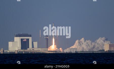 Cap Canaveral, Floride, États-Unis. 11 novembre 2024. Une fusée SpaceX Falcon 9 transportant 24 satellites Starlink décolle du Space Launch Complex-40 à Cape Canaveral Space Force Station, Floride, à 16 h 28 HNE le 11 novembre 2024. Il a suivi le lancement de la mission Koreasat-6A quatre heures plus tôt depuis le Kennedy Space Center, en Floride. (Crédit image : © Charles Briggs/ZUMA Press Wire) USAGE ÉDITORIAL SEULEMENT! Non destiné à UN USAGE commercial ! Crédit : ZUMA Press, Inc/Alamy Live News Banque D'Images