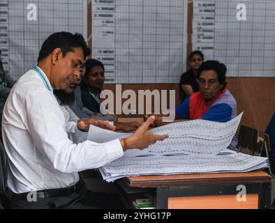 Triolet, Maurice. 11 novembre 2024. Les fonctionnaires comptent les bulletins de vote à Triolet, Maurice, le 11 novembre 2024. Le premier ministre mauricien Pravind Kumar Jugnauth a concédé lundi la défaite de son alliance aux élections législatives, avant l'annonce des résultats définitifs des sondages dimanche. Crédit : Li Yahui/Xinhua/Alamy Live News Banque D'Images