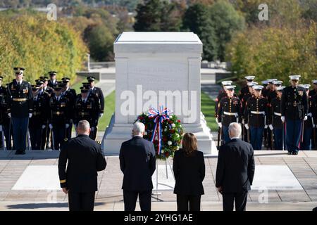 Washington, États-Unis d'Amérique. 11 novembre 2024. Washington, États-Unis d'Amérique. 11 novembre 2024. U. Le président Joe Biden, à droite, tient un moment de silence lors d'une cérémonie de dépôt de gerbes en l'honneur de la Journée des anciens combattants, à la tombe du soldat inconnu, cimetière national d'Arlington, le 11 novembre 2024 à Arlington, Virginie. Debout à droite : le président Joe Biden, le vice-président Kamala Harris, le secrétaire aux anciens combattants Denis McDonough et le major général de l'armée américaine Trevor Bredenkamp. Crédit : Elizabeth Fraser/photo de l'armée américaine/Alamy Live News Banque D'Images