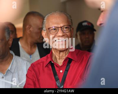 Triolet, Maurice. 11 novembre 2024. L’ancien premier ministre mauricien Navin Ramgoolam attend les résultats des élections à Triolet, Maurice, le 11 novembre 2024. Le premier ministre mauricien Pravind Kumar Jugnauth a concédé lundi la défaite de son alliance aux élections législatives, avant l'annonce des résultats définitifs des sondages dimanche. Crédit : Li Yahui/Xinhua/Alamy Live News Banque D'Images