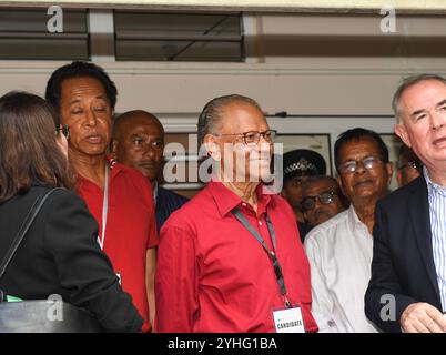 Triolet, Maurice. 11 novembre 2024. L’ancien premier ministre mauricien Navin Ramgoolam (C) attend les résultats des élections à Triolet, Maurice, le 11 novembre 2024. Le premier ministre mauricien Pravind Kumar Jugnauth a concédé lundi la défaite de son alliance aux élections législatives, avant l'annonce des résultats définitifs des sondages dimanche. Crédit : Li Yahui/Xinhua/Alamy Live News Banque D'Images