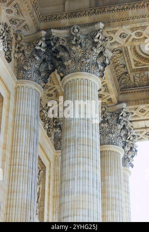 Gros plan de colonnes classiques ornées, présentant des sculptures détaillées et un design de plafond époustouflant, mettant en valeur la beauté architecturale et le savoir-faire artisanal. Banque D'Images