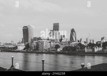 L'horizon moderne de Londres avec ses gratte-ciel emblématiques le long de la Tamise, capturés en noir et blanc pour un effet saisissant. Banque D'Images