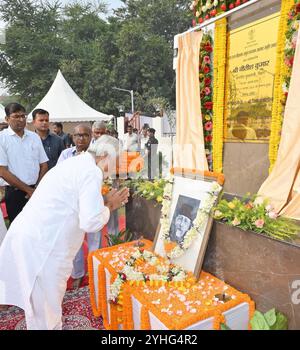 Patna, Inde. 11 novembre 2024. PATNA, INDE - 11 NOVEMBRE : le ministre en chef du Bihar, Nitish Kumar, rend hommage à Maulana Abul Kalam Azad pour son anniversaire de naissance au Bharat Ratna Maulana Abul Kalam Azad Smriti Smarak Park, à Nehru Path le 11 novembre 2024 à Patna, en Inde. (Photo de Santosh Kumar/Hindustan Times/Sipa USA) crédit : Sipa USA/Alamy Live News Banque D'Images