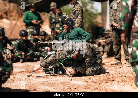 Le Cpl Trayton Stewart, chef de section du 2e bataillon du 7e régiment de Marines, attaché à la Marine Rotational Force - Southeast Asia, dirige une démonstration de système de mortier aux Marines indonésiens avec le 10e bataillon d'infanterie de Marines indonésien Korps Marinir, pendant l'exercice Keris Marine Exercise (MAREX) 2024 sur l'île de Galang, Batam, Indonésie, le 8 novembre 2024. Keris MAREX est un exercice bilatéral mené par le corps des Marines des États-Unis et Korps Marinir Republik Indonesia, ou corps des Marines indonésiens, pour renforcer les relations en tant que partenaires militaires et accroître l'interopérabilité entre les participants Banque D'Images