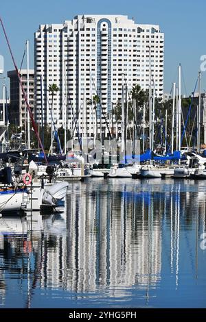 LONG BEACH, CALIFORNIE - 8 nov 2024 : Harbor place Tower avec reflet dans la marina de long Beach. Banque D'Images
