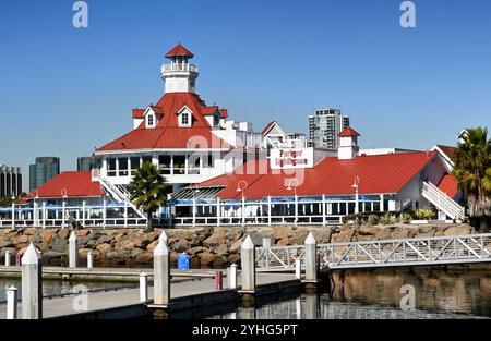 LONG BEACH, CALIFORNIE - 8 nov 2024 : restaurant Parkers Lighthouse à Shoreline Vilage. Banque D'Images