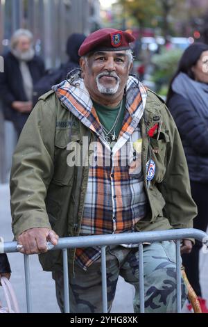 New York, États-Unis. 12 novembre 2024. NEW YORK, NEW YORK - 11 NOVEMBRE : des milliers de personnes se rassemblent pour honorer les vétérans américains lors de la 105e parade annuelle de la Journée des vétérans à New York le 11 novembre 2024. Enjambant la Cinquième Avenue, le défilé célèbre le service et le sacrifice des vétérans de toutes les branches des forces armées. (Photo : Giada Papini Rampelotto/EuropaNewswire/Sipa USA) crédit : Sipa USA/Alamy Live News Banque D'Images