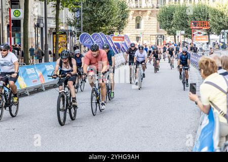 La course cycliste BEMER cyclassics , la plus grande course cycliste d'Europe a lieu à Hambourg, des courses pour amateurs et une course UCI World Tour pour les pros, Hambourg, Allemagne Banque D'Images