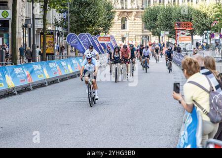 La course cycliste BEMER cyclassics , la plus grande course cycliste d'Europe a lieu à Hambourg, des courses pour amateurs et une course UCI World Tour pour les pros, Hambourg, Allemagne Banque D'Images