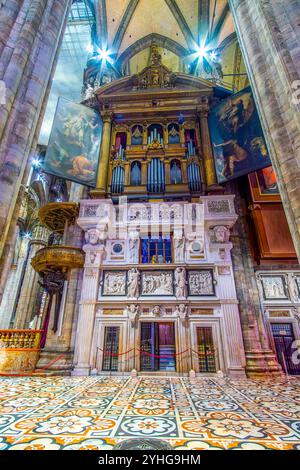 MILAN, ITALIE - 8 AVRIL 2022 : orgue historique au Duomo de Milan avec de grandes peintures sur les volets, le 8 avril à Milan, Italie Banque D'Images