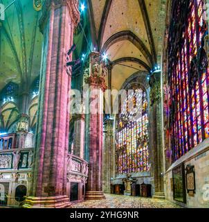 MILAN, ITALIE - 8 AVRIL 2022 : L'abside avec de grands vitraux de la cathédrale de Milan, le 8 avril à Milan, Italie Banque D'Images