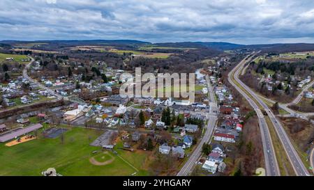 Image aérienne au-dessus de Marathon, NY sur un après-midi nuageux et couvert d'automne, 11 novembre 2024. Banque D'Images