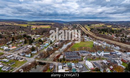 Image aérienne au-dessus de Marathon, NY sur un après-midi nuageux et couvert d'automne, 11 novembre 2024. Banque D'Images