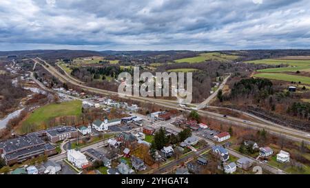 Image aérienne au-dessus de Marathon, NY sur un après-midi nuageux et couvert d'automne, 11 novembre 2024. Banque D'Images