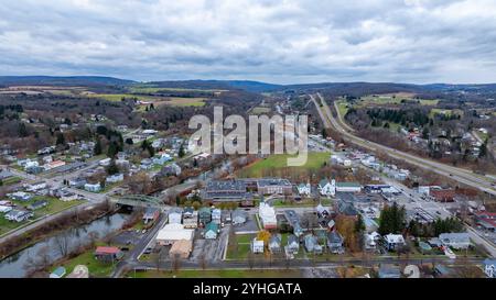 Image aérienne au-dessus de Marathon, NY sur un après-midi nuageux et couvert d'automne, 11 novembre 2024. Banque D'Images