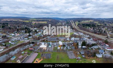 Image aérienne au-dessus de Marathon, NY sur un après-midi nuageux et couvert d'automne, 11 novembre 2024. Banque D'Images