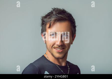 Portrait frontal du jeune homme méditerranéen, yeux pleins de vie attentifs et vitaux, à la limite de la défiance et de l'empressement. Prêt à agir et écouter yo Banque D'Images