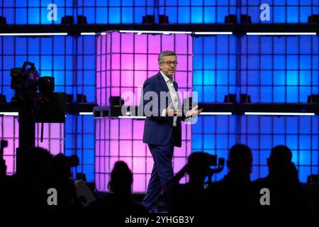 Carlos Moedas, maire de la ville de Lisbonne, s’adresse au public lors de la soirée d’ouverture du WEB SUMMIT 2024 à Lisbonne, Portugal. 11 novembre 2024. Crédit : Brazil photo Press/Alamy Live News Banque D'Images