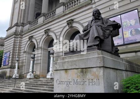 Une statue de William Shakespeare devant l'historique Carnegie Music Hall dans le quartier d'Oakland à Pittsburgh. Banque D'Images