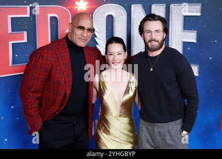 New York, États-Unis. 11 novembre 2024. Dwayne Johnson, Lucy Liu et Chris Evans arrivent sur le tapis rouge lors de la première de « Red One » d'Amazon MGM Studios au Alice Tully Hall, Lincoln Center, le lundi 11 novembre 2024 à New York. Photo de John Angelillo/UPI crédit : UPI/Alamy Live News Banque D'Images