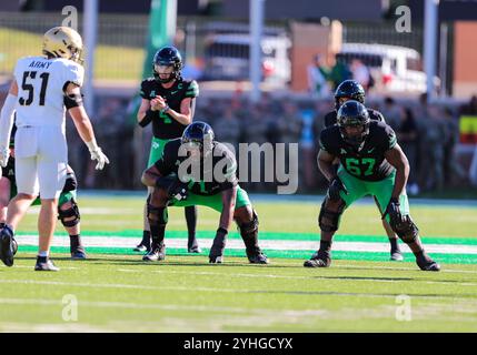 09 novembre 2024:.North Texas Mean Green offensive lineman Leke Asenuga (71) attend de bloquer le linebacker des Black Knights de l'Armée Andon Thomas (51) pendant le match de football de la NCAA entre l'armée et l'Université du Texas du Nord au stade DATCU à Denton, TX. Ron Lane/CSM (crédit image : © Ron Lane/Cal Sport Media) Banque D'Images