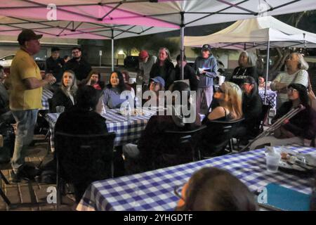 Phoenix, États-Unis. 11 novembre 2024. Un rassemblement communautaire « Worth Fighting for » dirigé par des autochtones se réunit à la Fry Bread House à Phoenix, Arizona, le 11 novembre 2024. La communauté s’est réunie pour approfondir ses liens face aux défis à venir et planifier des actions stratégiques à prendre pour protéger ses droits pendant la deuxième présidence Trump. (Photo par : Alexandra Buxbaum/Sipa USA) crédit : Sipa USA/Alamy Live News Banque D'Images