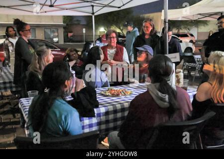 Phoenix, États-Unis. 11 novembre 2024. Un rassemblement communautaire « Worth Fighting for » dirigé par des autochtones se réunit à la Fry Bread House à Phoenix, Arizona, le 11 novembre 2024. La communauté s’est réunie pour approfondir ses liens face aux défis à venir et planifier des actions stratégiques à prendre pour protéger ses droits pendant la deuxième présidence Trump. (Photo par : Alexandra Buxbaum/Sipa USA) crédit : Sipa USA/Alamy Live News Banque D'Images