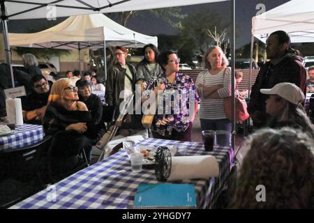 Phoenix, États-Unis. 11 novembre 2024. Un rassemblement communautaire « Worth Fighting for » dirigé par des autochtones se réunit à la Fry Bread House à Phoenix, Arizona, le 11 novembre 2024. La communauté s’est réunie pour approfondir ses liens face aux défis à venir et planifier des actions stratégiques à prendre pour protéger ses droits pendant la deuxième présidence Trump. (Photo par : Alexandra Buxbaum/Sipa USA) crédit : Sipa USA/Alamy Live News Banque D'Images