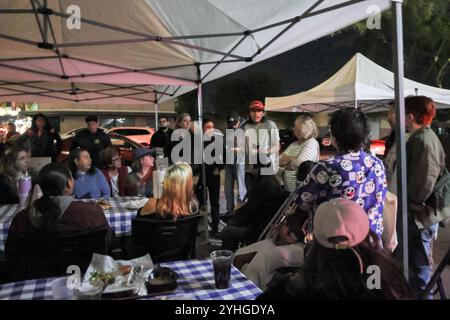 Phoenix, États-Unis. 11 novembre 2024. Un rassemblement communautaire « Worth Fighting for » dirigé par des autochtones se réunit à la Fry Bread House à Phoenix, Arizona, le 11 novembre 2024. La communauté s’est réunie pour approfondir ses liens face aux défis à venir et planifier des actions stratégiques à prendre pour protéger ses droits pendant la deuxième présidence Trump. (Photo par : Alexandra Buxbaum/Sipa USA) crédit : Sipa USA/Alamy Live News Banque D'Images