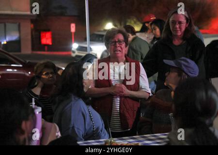 Phoenix, États-Unis. 11 novembre 2024. Un rassemblement communautaire « Worth Fighting for » dirigé par des autochtones se réunit à la Fry Bread House à Phoenix, Arizona, le 11 novembre 2024. La communauté s’est réunie pour approfondir ses liens face aux défis à venir et planifier des actions stratégiques à prendre pour protéger ses droits pendant la deuxième présidence Trump. (Photo par : Alexandra Buxbaum/Sipa USA) crédit : Sipa USA/Alamy Live News Banque D'Images