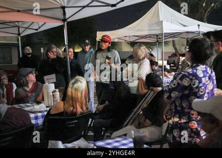 Phoenix, États-Unis. 11 novembre 2024. Un rassemblement communautaire « Worth Fighting for » dirigé par des autochtones se réunit à la Fry Bread House à Phoenix, Arizona, le 11 novembre 2024. La communauté s’est réunie pour approfondir ses liens face aux défis à venir et planifier des actions stratégiques à prendre pour protéger ses droits pendant la deuxième présidence Trump. (Photo par : Alexandra Buxbaum/Sipa USA) crédit : Sipa USA/Alamy Live News Banque D'Images