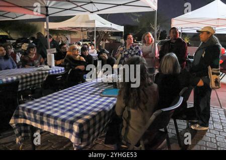 Phoenix, États-Unis. 11 novembre 2024. Un rassemblement communautaire « Worth Fighting for » dirigé par des autochtones se réunit à la Fry Bread House à Phoenix, Arizona, le 11 novembre 2024. La communauté s’est réunie pour approfondir ses liens face aux défis à venir et planifier des actions stratégiques à prendre pour protéger ses droits pendant la deuxième présidence Trump. (Photo par : Alexandra Buxbaum/Sipa USA) crédit : Sipa USA/Alamy Live News Banque D'Images