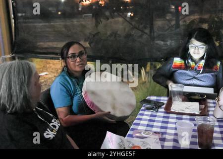 Phoenix, États-Unis. 11 novembre 2024. Un rassemblement communautaire « Worth Fighting for » dirigé par des autochtones se réunit à la Fry Bread House à Phoenix, Arizona, le 11 novembre 2024. La communauté s’est réunie pour approfondir ses liens face aux défis à venir et planifier des actions stratégiques à prendre pour protéger ses droits pendant la deuxième présidence Trump. (Photo par : Alexandra Buxbaum/Sipa USA) crédit : Sipa USA/Alamy Live News Banque D'Images