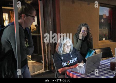 Phoenix, États-Unis. 11 novembre 2024. L'activiste Fran Tatu d'Austin, au Texas, signe les gens avant le début de la réunion communautaire « Worth Fighting for » dirigée par les indigènes au Fry Bread House à Phoenix, Arizona, le 11 novembre 2024. La communauté s’est réunie pour approfondir ses liens face aux défis à venir et planifier des actions stratégiques à prendre pour protéger ses droits pendant la deuxième présidence Trump. (Photo par : Alexandra Buxbaum/Sipa USA) crédit : Sipa USA/Alamy Live News Banque D'Images