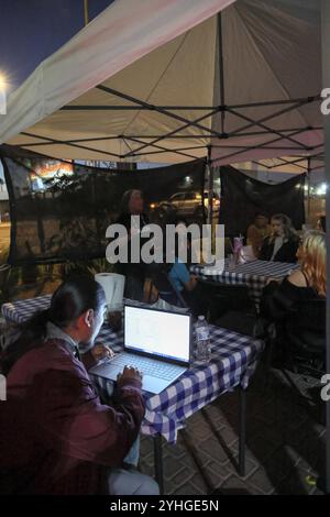 Phoenix, États-Unis. 11 novembre 2024. Un rassemblement communautaire « Worth Fighting for » dirigé par des autochtones se réunit à la Fry Bread House à Phoenix, Arizona, le 11 novembre 2024. La communauté s’est réunie pour approfondir ses liens face aux défis à venir et planifier des actions stratégiques à prendre pour protéger ses droits pendant la deuxième présidence Trump. (Photo par : Alexandra Buxbaum/Sipa USA) crédit : Sipa USA/Alamy Live News Banque D'Images