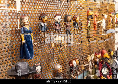 Poupées marionnettes en bois traditionnelles faites à la main à vendre dans un magasin dans le centre-ville de Prague, République tchèque, Europe, 2024 Banque D'Images