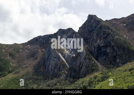 Une petite cascade coule doucement sur le sommet d'une falaise à gros Morne, ajoutant au paysage tranquille et majestueux de ce magnifique par national Banque D'Images