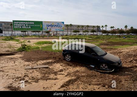 Catarroja, Espagne. 9 novembre 2024. Une voiture endommagée est vue dans le centre-ville. Plus de 200 personnes ont été tuées dans les crues soudaines qui ont touché la région autour de Valence, en particulier les villes de Paiporta, SedavÃ¬ et Benatusser, dans ce qui est considéré comme la pire catastrophe naturelle de l'histoire de l'Espagne et l'une des pires de l'histoire de l'Europe. Les inondations ont été causées par un phénomène atmosphérique connu sous le nom de Dana. Des controverses ont surgi autour de la lenteur de la réponse des services d'urgence et du gouvernement. (Crédit image : © Davide Bonaldo/SOPA images via ZUMA Press Wire) USAGE ÉDITORIAL SEULEMENT! Pas pour Commercia Banque D'Images