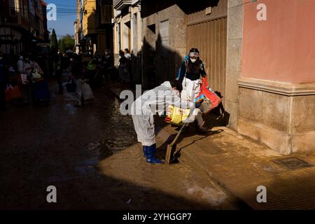 Catarroja, Espagne. 9 novembre 2024. On voit des volontaires nettoyer manuellement la rue de la boue avec des râteaux. Plus de 200 personnes ont été tuées dans les crues soudaines qui ont touché la région autour de Valence, en particulier les villes de Paiporta, SedavÃ¬ et Benatusser, dans ce qui est considéré comme la pire catastrophe naturelle de l'histoire de l'Espagne et l'une des pires de l'histoire de l'Europe. Les inondations ont été causées par un phénomène atmosphérique connu sous le nom de Dana. Des controverses ont surgi autour de la lenteur de la réponse des services d'urgence et du gouvernement. (Crédit image : © Davide Bonaldo/SOPA images via ZUMA Press Wire) EDITORI Banque D'Images