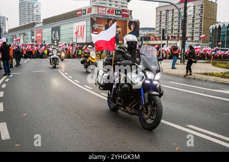 Varsovie, Pologne. 11 novembre 2024. Une procession de motos arrive avant le début de la marche. Des citoyens polonais de tout le pays défilent dans les rues de Varsovie pour célébrer le jour de l'indépendance. L’événement rassemble des dizaines de milliers de participants, et les Polonais patriotiques se rassemblent pour célébrer. Beaucoup de familles amènent leurs enfants. Crédit : SOPA images Limited/Alamy Live News Banque D'Images