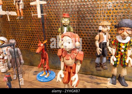 Poupées marionnettes en bois traditionnelles faites à la main à vendre dans un magasin dans le centre-ville de Prague, République tchèque, Europe, 2024 Banque D'Images