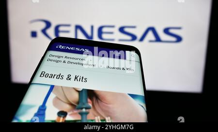 Allemagne. 09 août 2024. Dans cette illustration photo, un smartphone avec le site Web de la société japonaise Renesas Electronics Corporation est vu devant le logo de l'entreprise. (Photo timon Schneider/SOPA images/SIPA USA) *** strictement à des fins éditoriales *** crédit : SIPA USA/Alamy Live News Banque D'Images