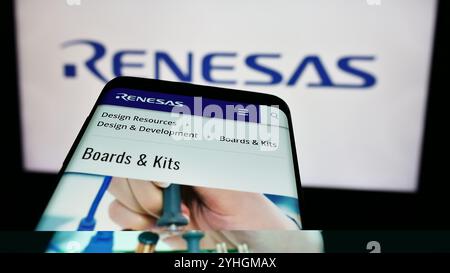 Allemagne. 9 août 2024. Dans cette illustration photo, un smartphone avec le site Web de la société japonaise Renesas Electronics Corporation est vu devant le logo de l'entreprise. (Crédit image : © timon Schneider/SOPA images via ZUMA Press Wire) USAGE ÉDITORIAL SEULEMENT ! Non destiné à UN USAGE commercial ! Banque D'Images